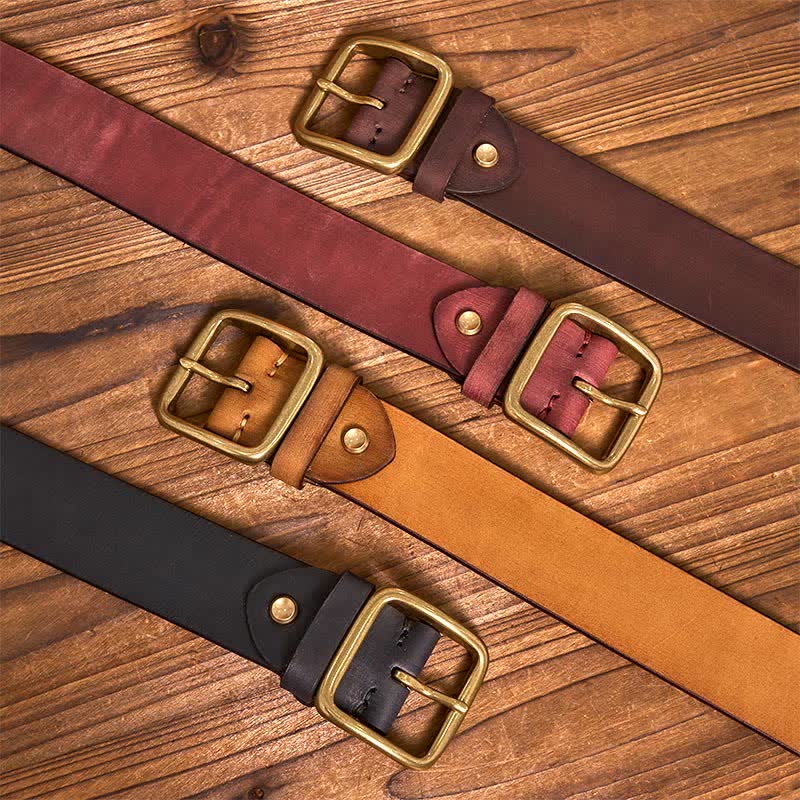 Schlichter, schicker Vintage-Ledergürtel mit quadratischer Messingschnalle