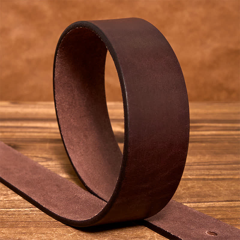 Schlichter, schicker Vintage-Ledergürtel mit quadratischer Messingschnalle
