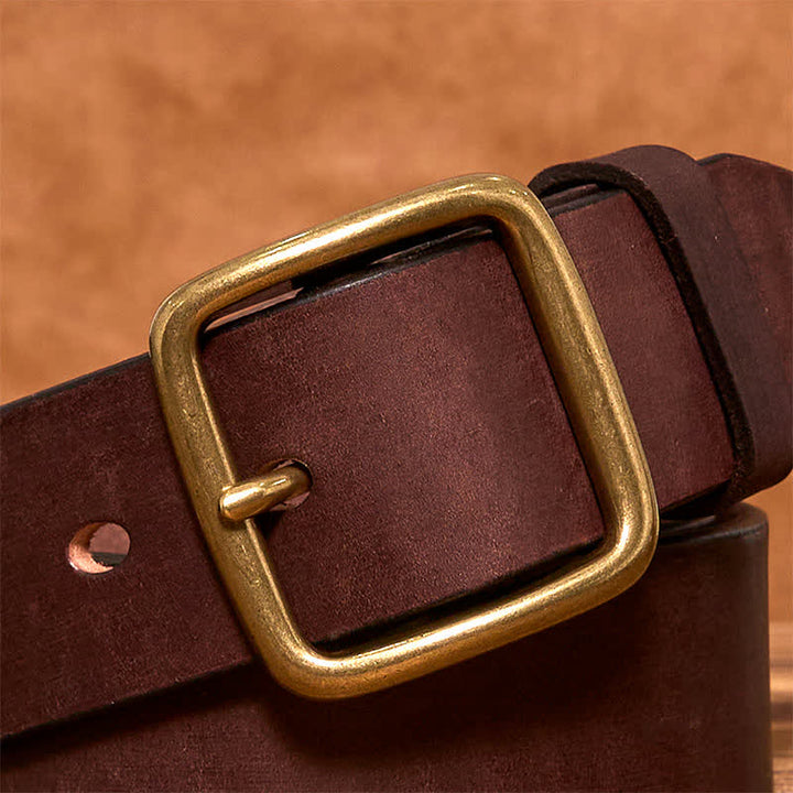 Schlichter, schicker Vintage-Ledergürtel mit quadratischer Messingschnalle