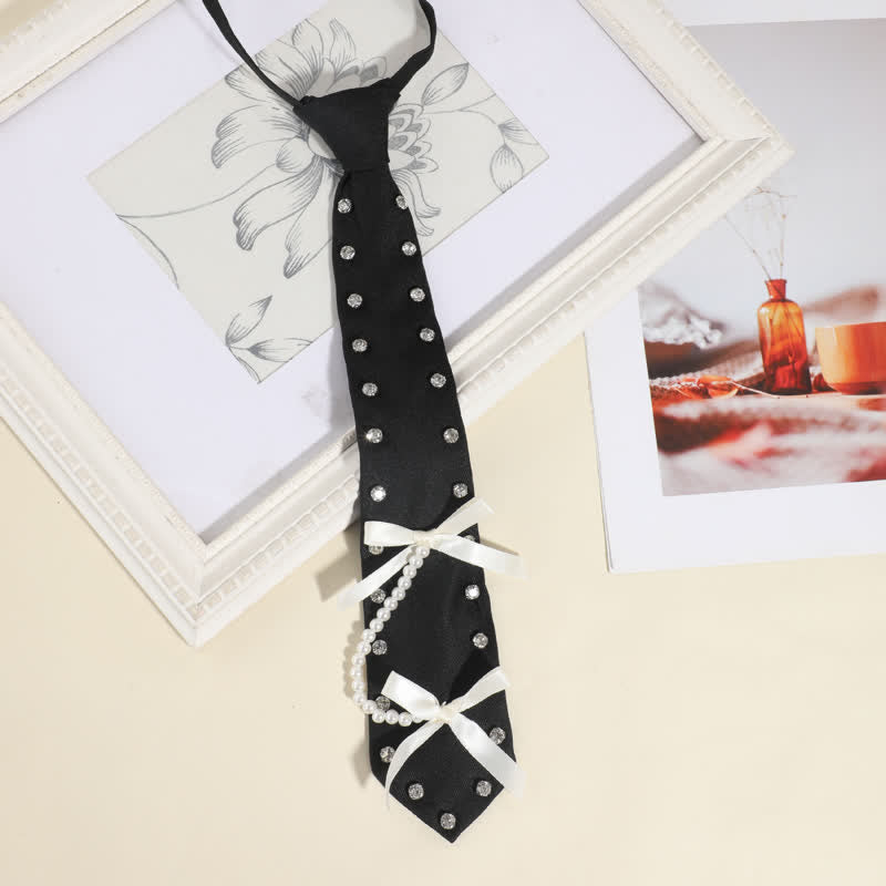 Schwarze, mit Strass besetzte, kreative Krawatte zum Vorbinden