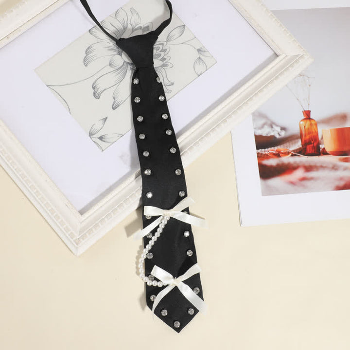 Schwarze, mit Strass besetzte, kreative Krawatte zum Vorbinden
