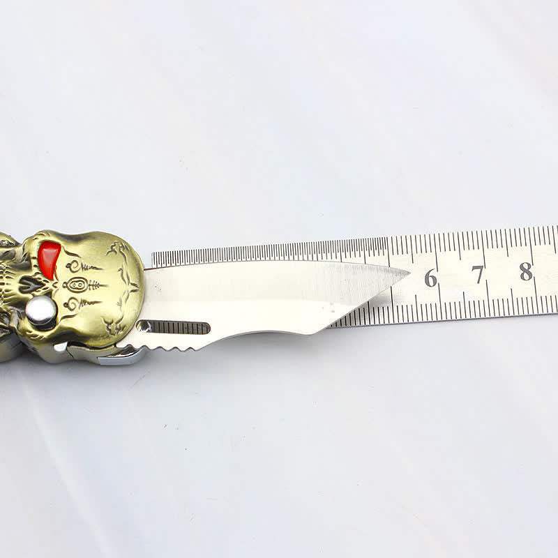 Nachfüllbares Butanfeuerzeug mit drei Totenkopfköpfen und Messer - image 11