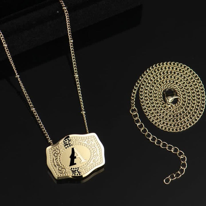 Goldene Halskette mit geprägtem Mini-Anfangsbuchstaben