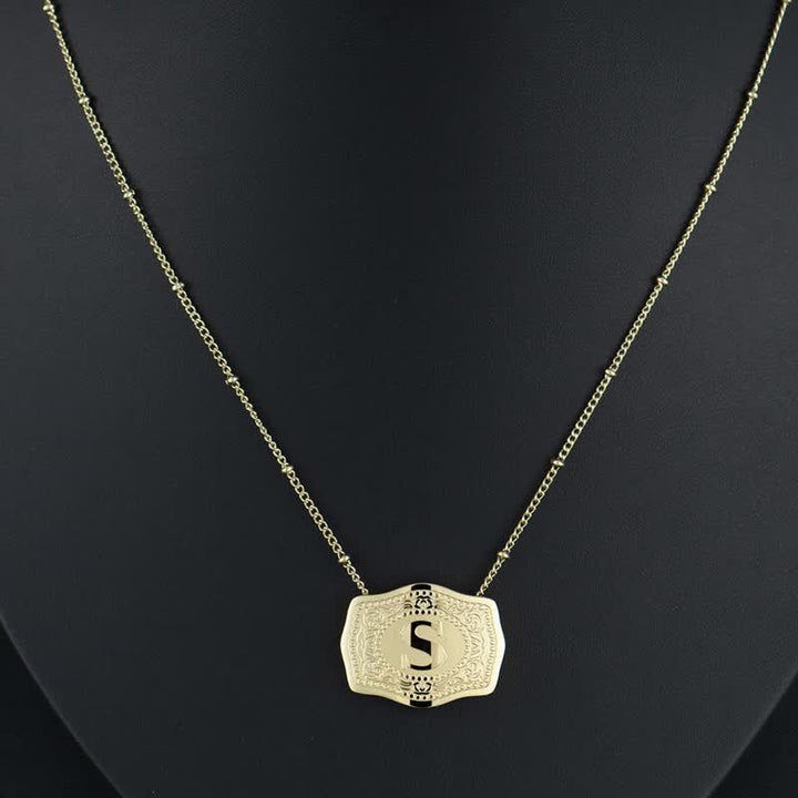 Goldene Halskette mit geprägtem Mini-Anfangsbuchstaben