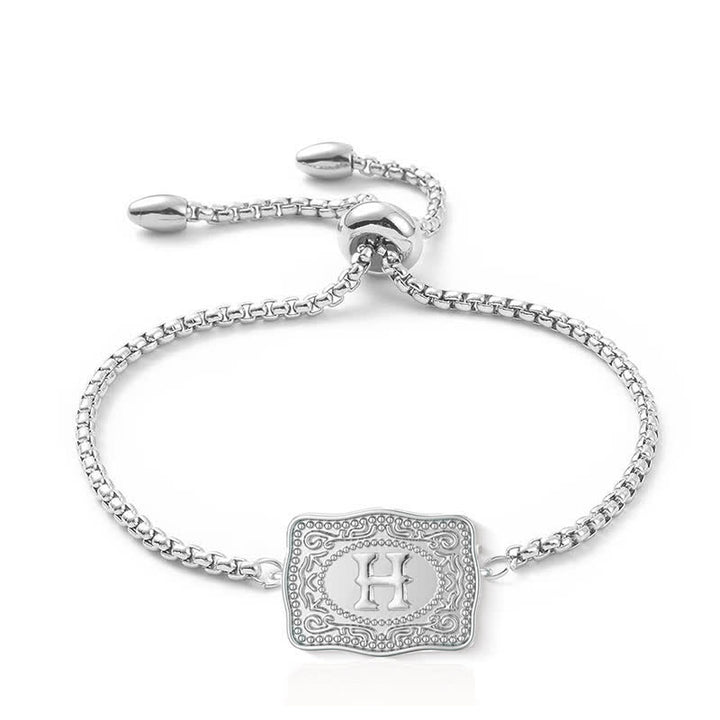 Silbernes Armband mit geprägtem Mini-Anfangsbuchstaben