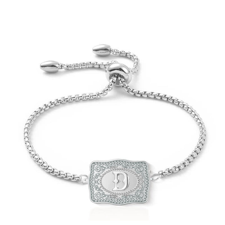 Silbernes Armband mit geprägtem Mini-Anfangsbuchstaben