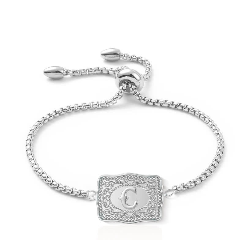 Silbernes Armband mit geprägtem Mini-Anfangsbuchstaben