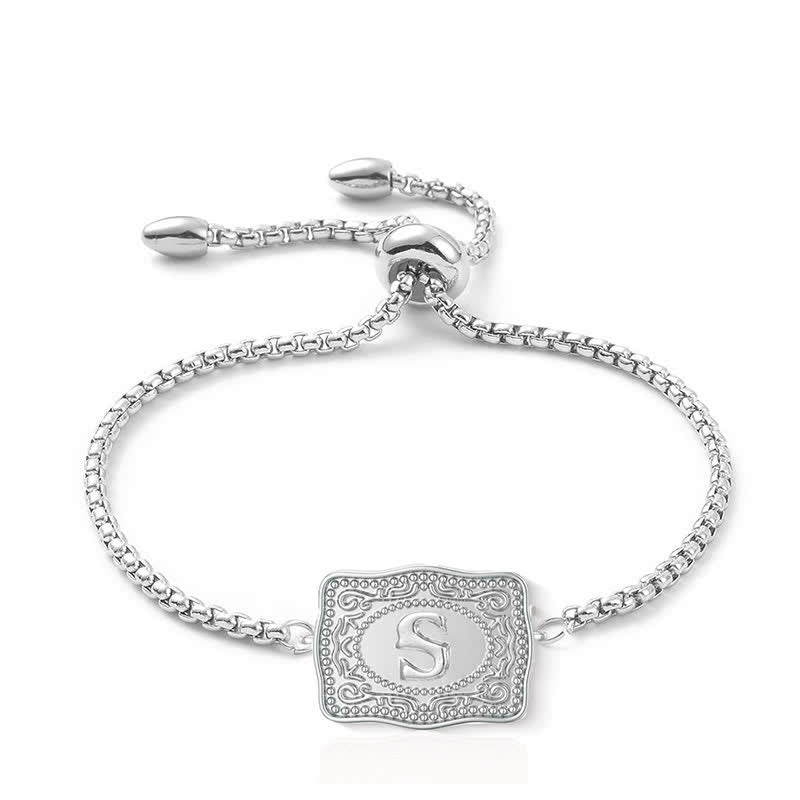 Silbernes Armband mit geprägtem Mini-Anfangsbuchstaben