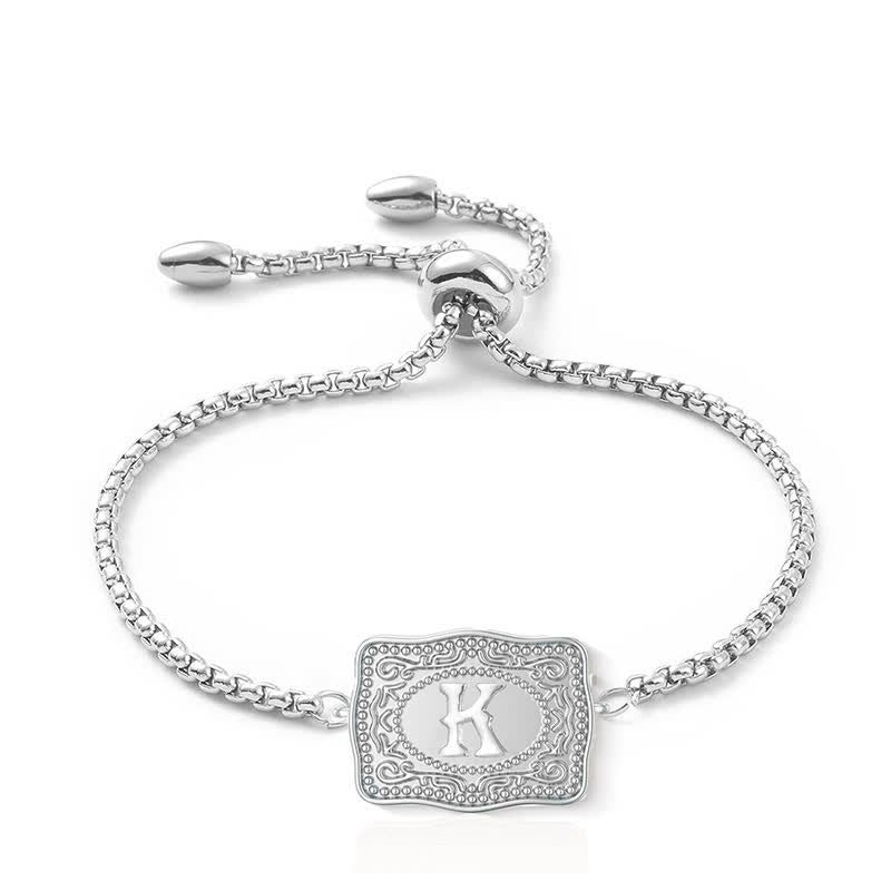 Silbernes Armband mit geprägtem Mini-Anfangsbuchstaben