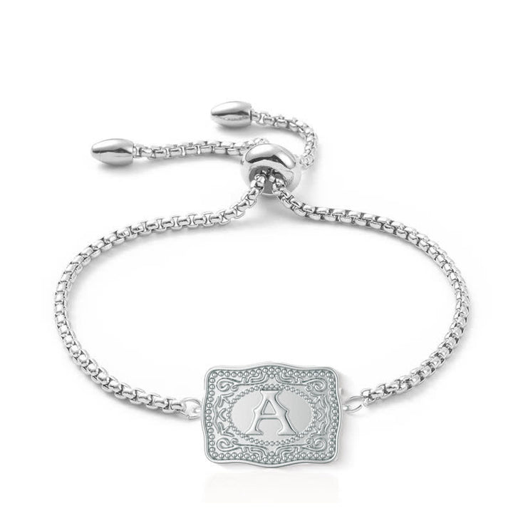 Silbernes Armband mit geprägtem Mini-Anfangsbuchstaben