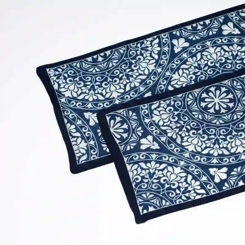 Dünner, langer, doppelseitiger Herrenschal mit blauem und weißem Blumenmuster