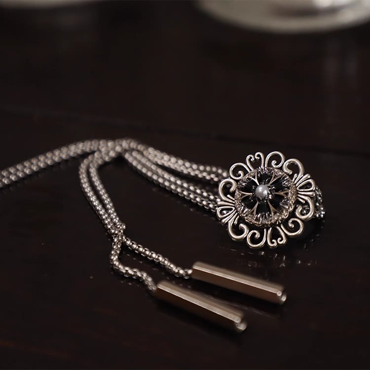 Exquisite Bolotie mit rundem Anhänger aus Spitze und Kunstperle - Spitzenanhänger + Stahlkette - image 2