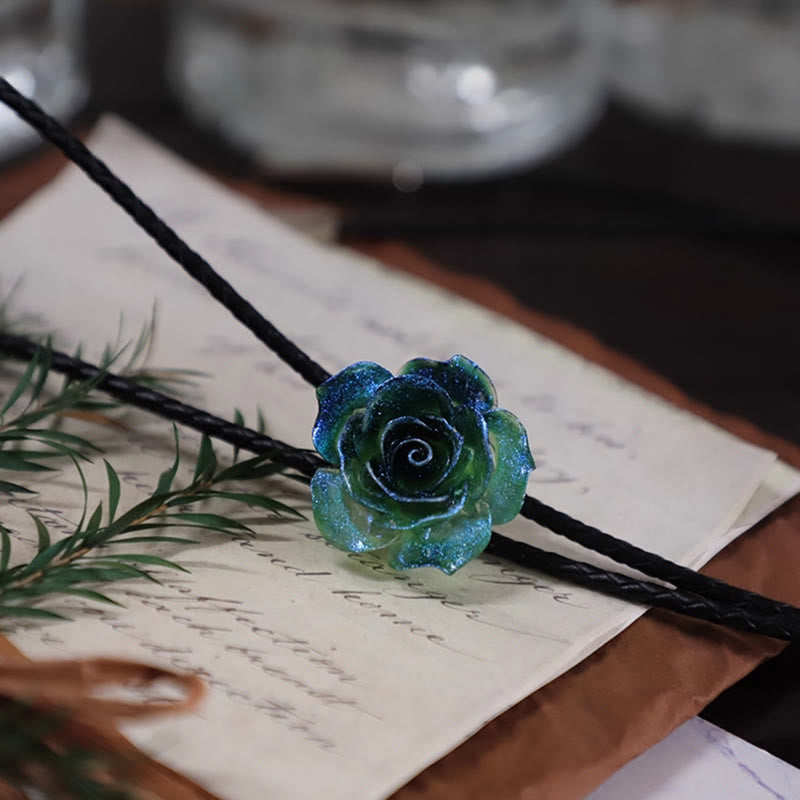 Handgemachte Bolo-Krawatte mit Mikro-Flash-Farbverlauf und blauer Rose - image 6