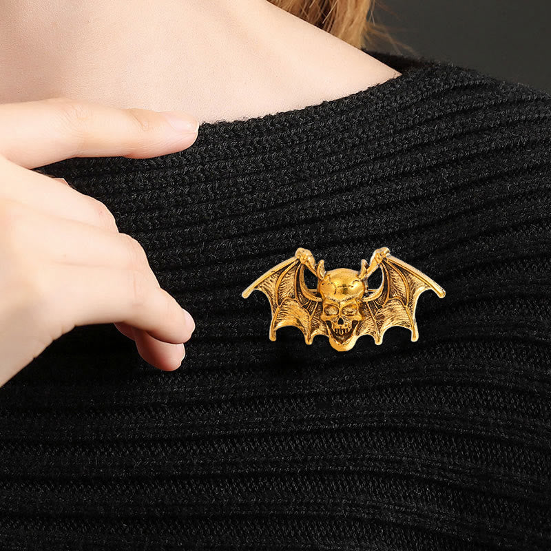 Kreatives Halloween-Broschen-Accessoire mit Fledermaus und Totenkopf - image 2