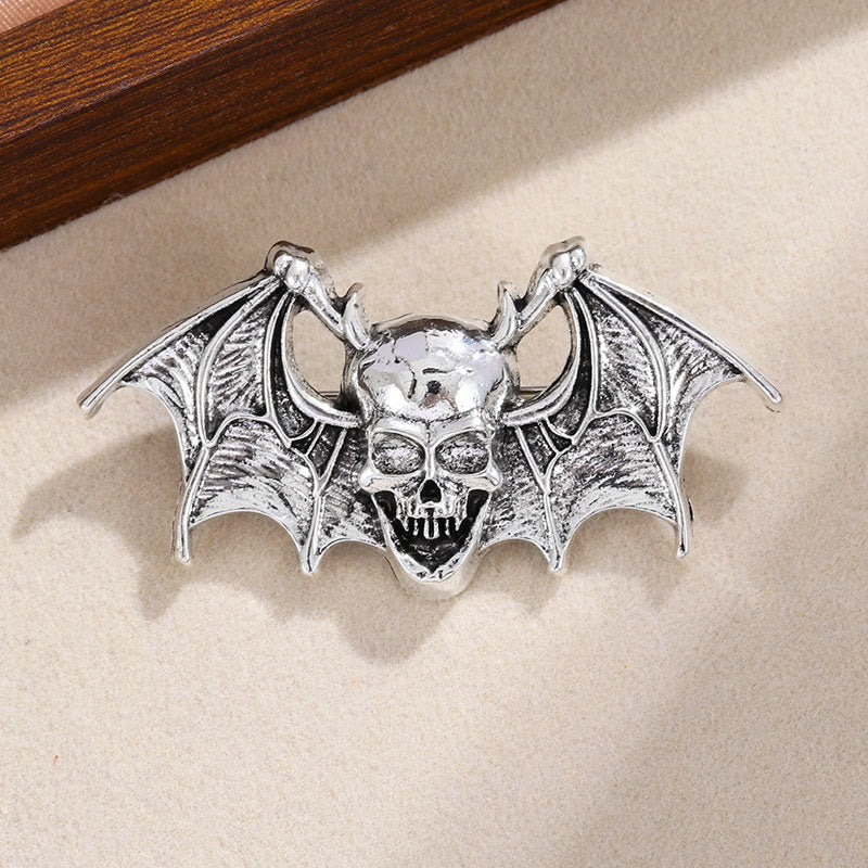 Kreatives Halloween-Broschen-Accessoire mit Fledermaus und Totenkopf - Silber - image 4