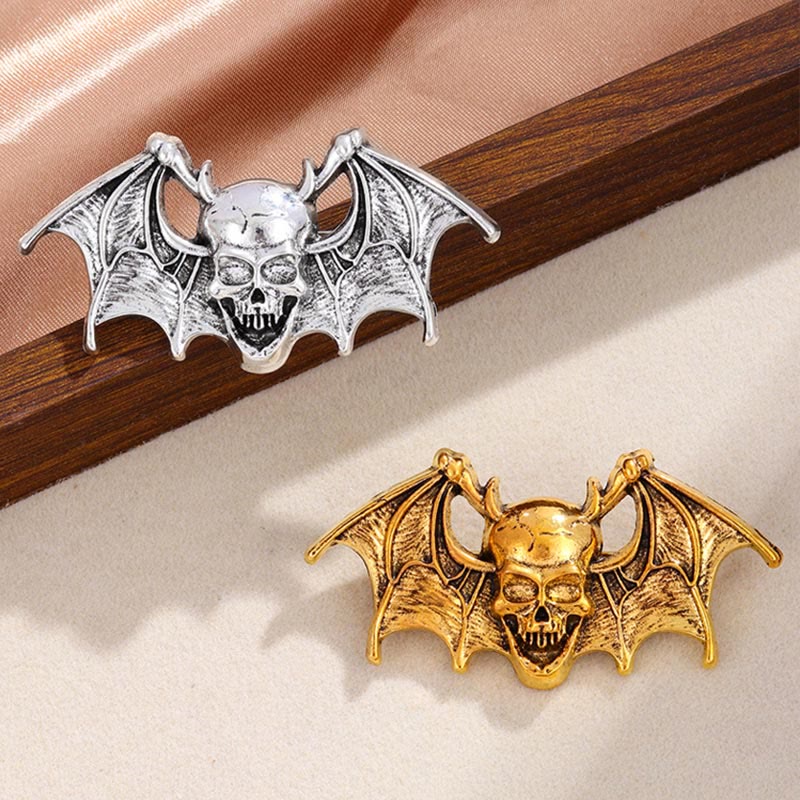 Kreatives Halloween-Broschen-Accessoire mit Fledermaus und Totenkopf - image 1
