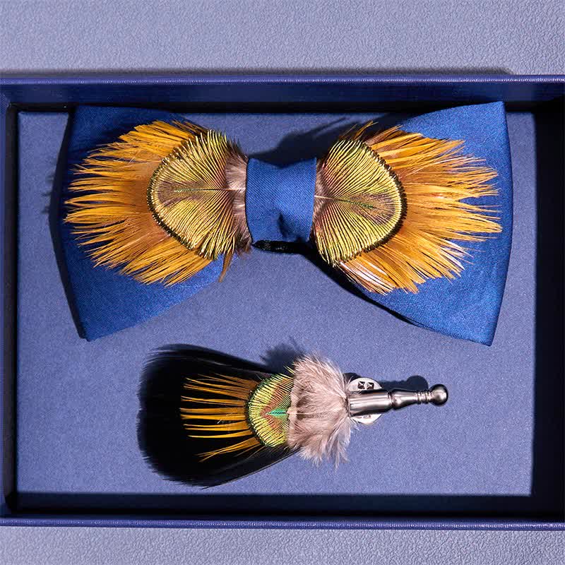 Blau-gelbe Fliege mit majestätischen Pfauenfedern - image 3