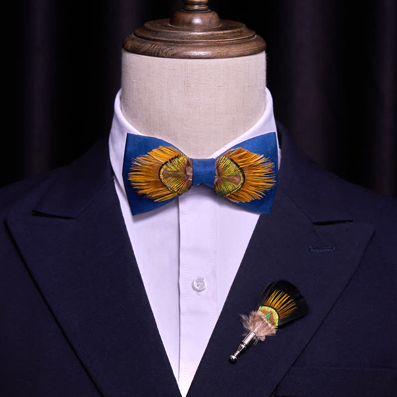 Blau-gelbe Fliege mit majestätischen Pfauenfedern - image 1