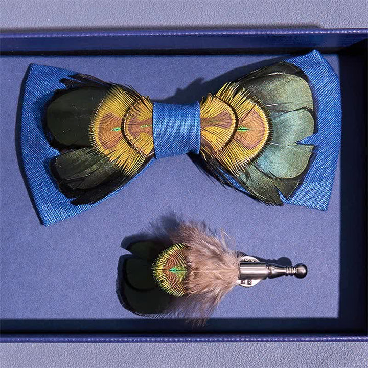 Dunkelgrüne & blaue Fliege aus Flachs mit Pfauenfedern - image 3