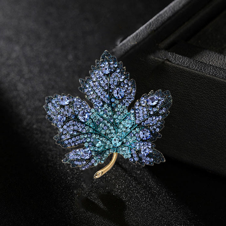 Exquisites Kristallbroschen-Accessoire in Ahornblattform - Blau - image 2