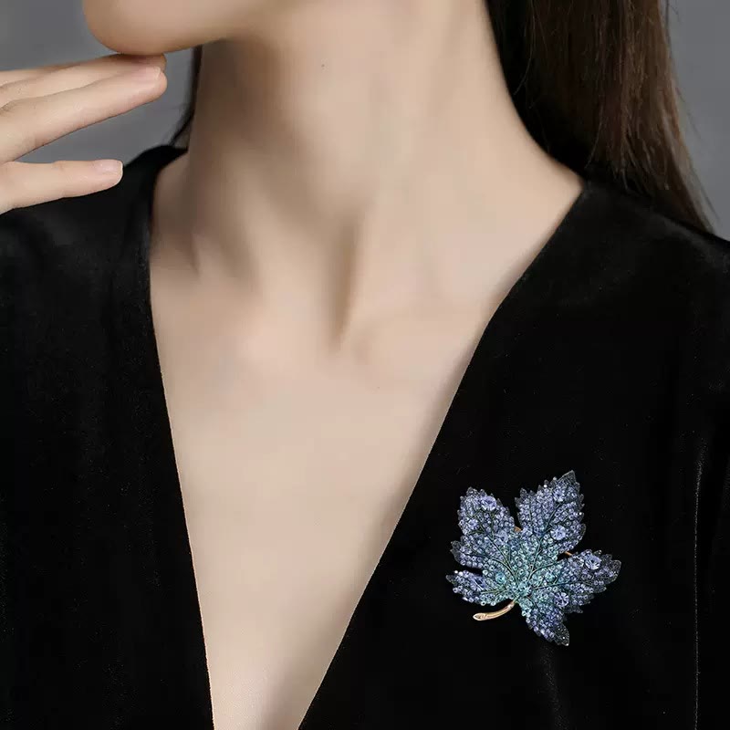 Exquisites Kristallbroschen-Accessoire in Ahornblattform - image 1
