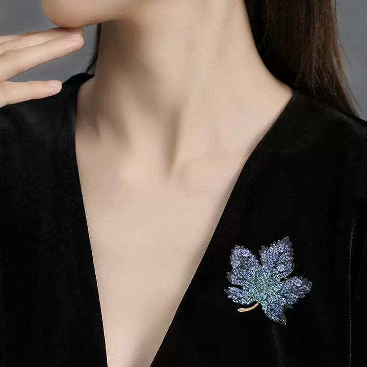 Exquisites Kristallbroschen-Accessoire in Ahornblattform - image 1