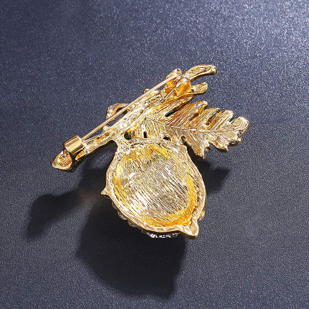 Exquisite Herbst-Brosche aus Tannenzapfen-Diamantlegierung - image 3