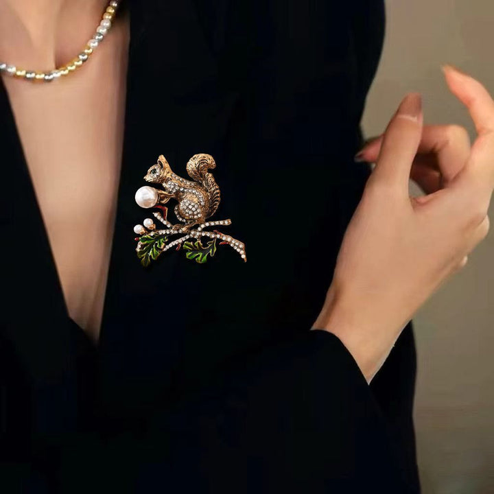 Süße Eichhörnchen-Brosche mit Imitationsperle und Diamant-Intarsien - image 1
