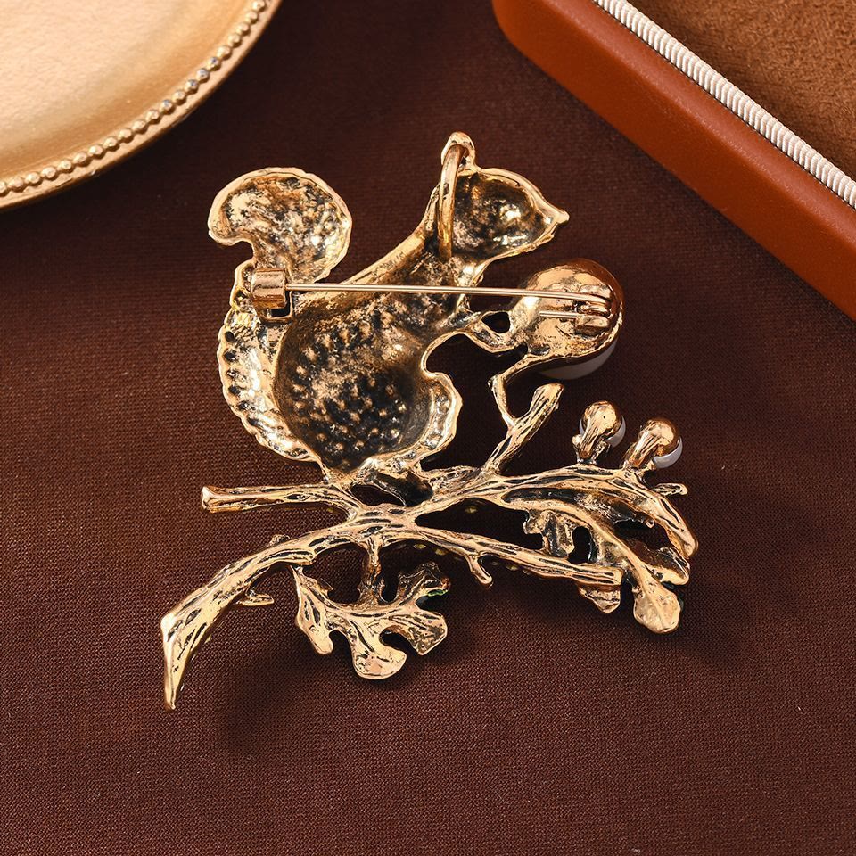 Süße Eichhörnchen-Brosche mit Imitationsperle und Diamant-Intarsien - image 2
