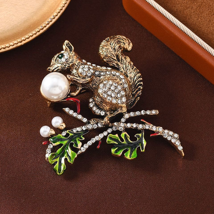 Süße Eichhörnchen-Brosche mit Imitationsperle und Diamant-Intarsien - image 3