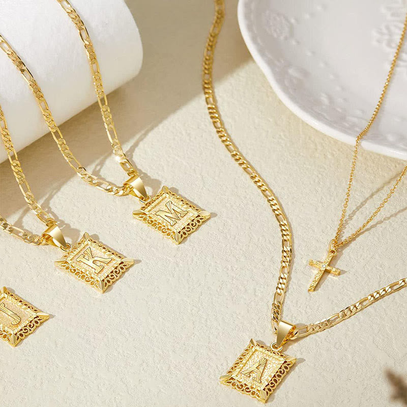 Goldene quadratische Buchstaben- und Kreuz-Halskette mit Doppelkette - image 3