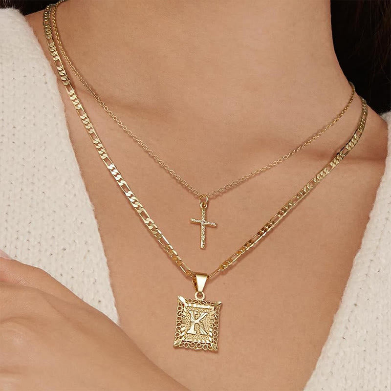 Goldene quadratische Buchstaben- und Kreuz-Halskette mit Doppelkette - image 1