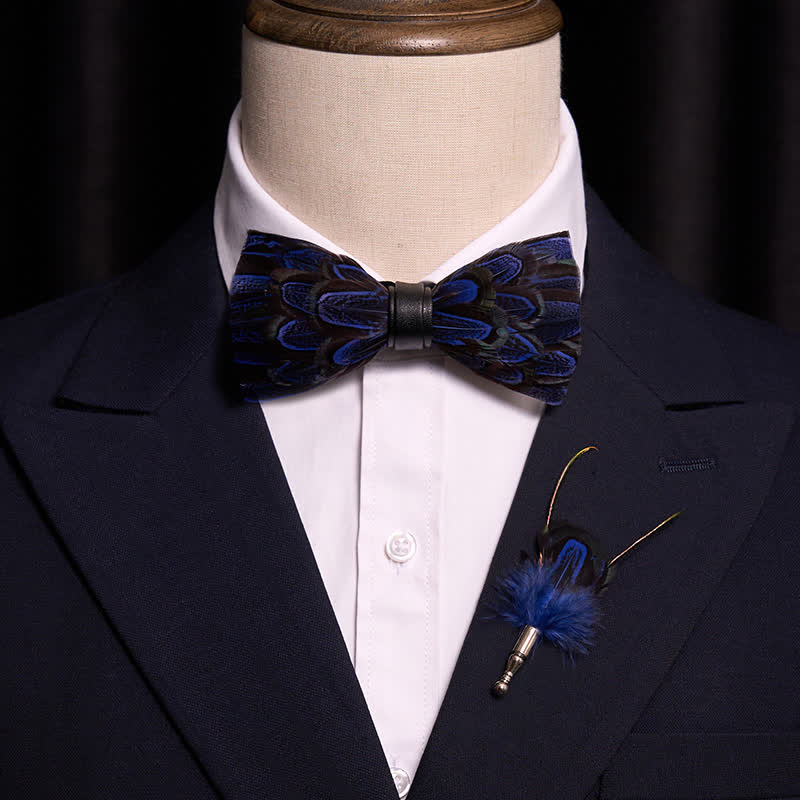 Königsblaue und schwarze Pfauenfeder-Fliege mit Anstecknadel - image 1
