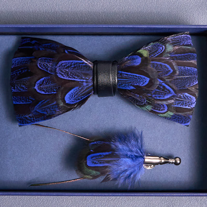 Königsblaue und schwarze Pfauenfeder-Fliege mit Anstecknadel - image 3