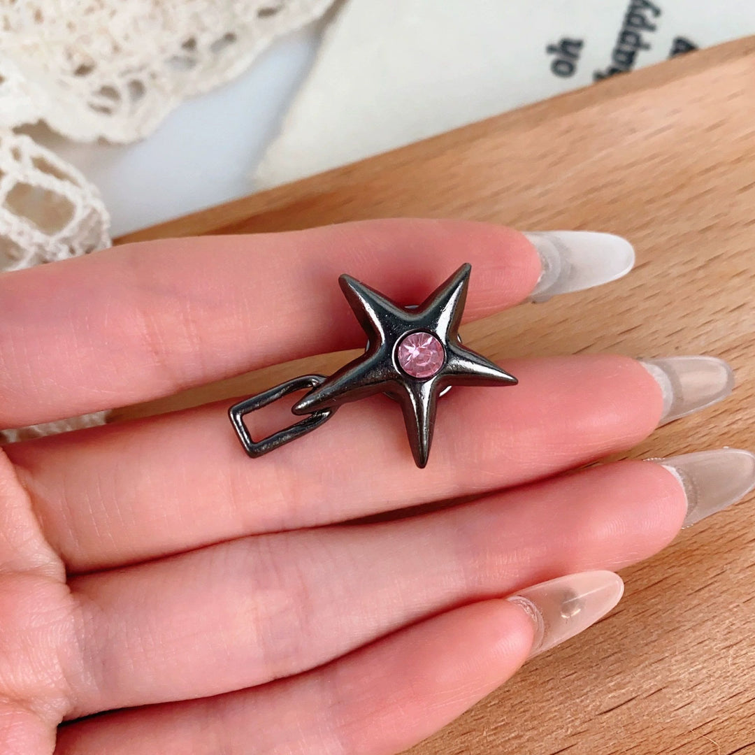Schwarzer Gürtelclip in Pentagrammform mit hohlem lächelndem Gesicht - image 2