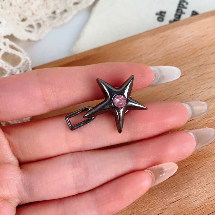 Schwarzer Gürtelclip in Pentagrammform mit hohlem lächelndem Gesicht - image 2