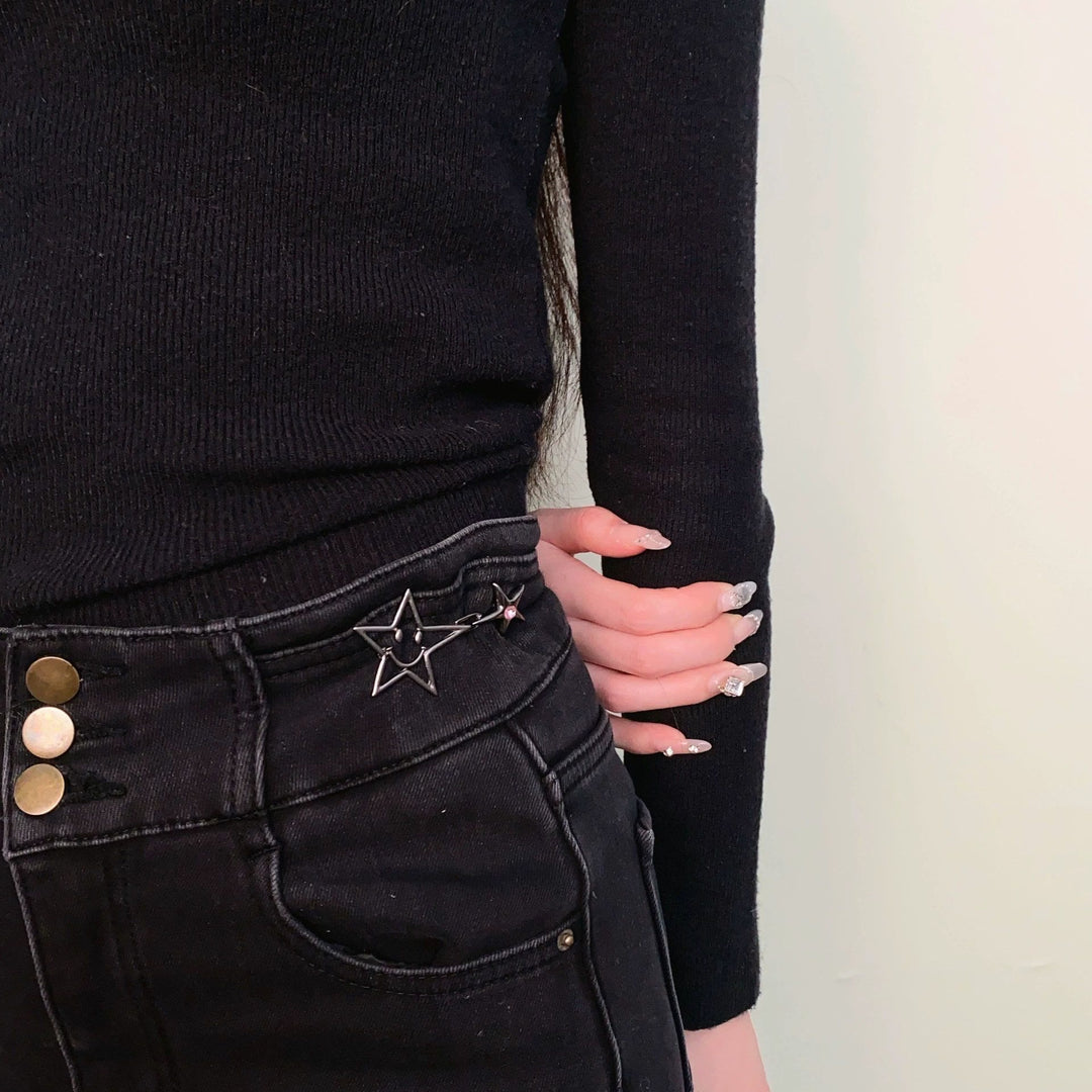 Schwarzer Gürtelclip in Pentagrammform mit hohlem lächelndem Gesicht - image 0