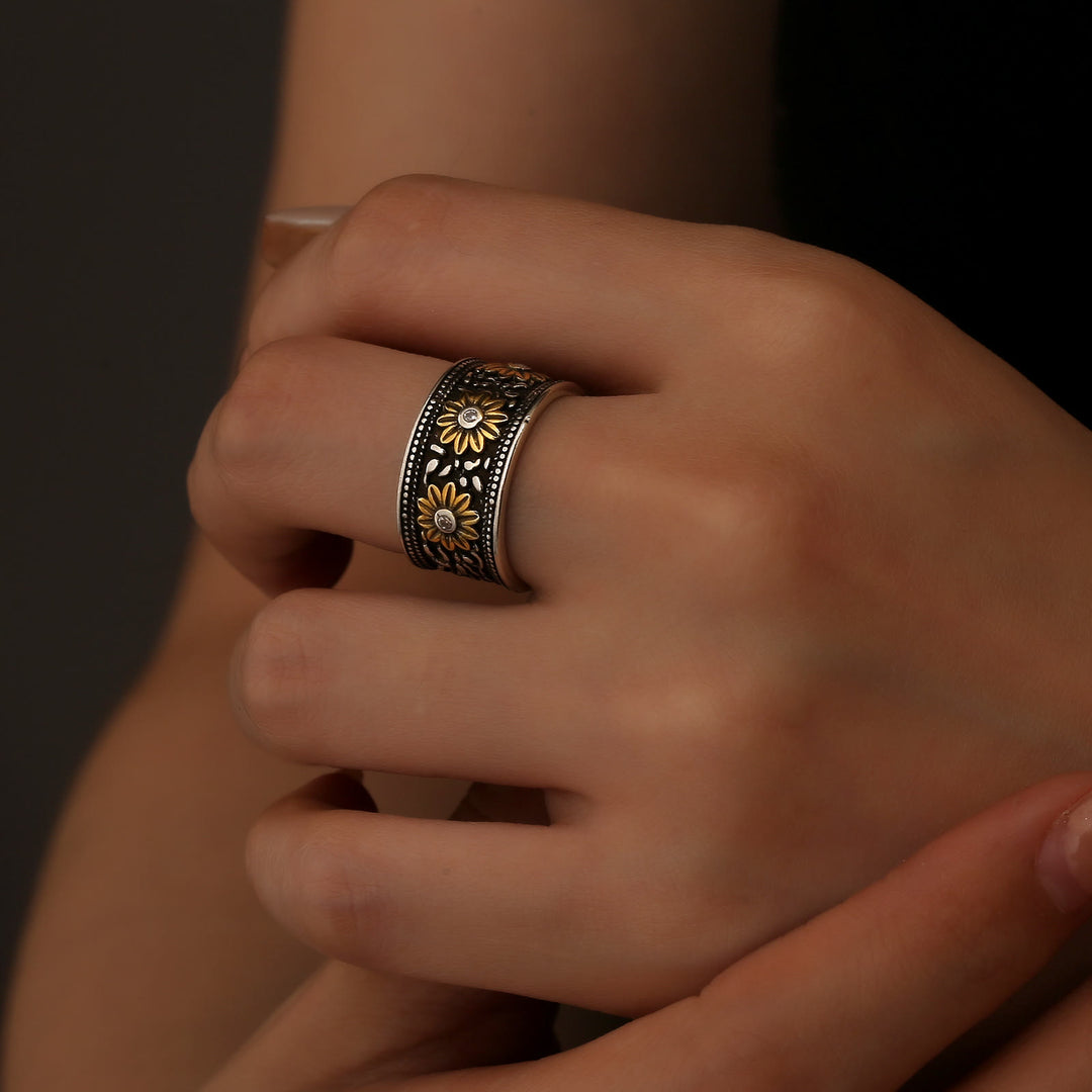 Verstellbarer Retro-Ring mit silberfarbener, schwarzer Blume - image 1