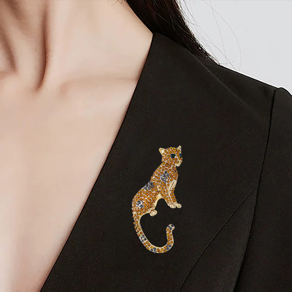 Goldene, mit Diamanten besetzte Gepardenbrosche mit smaragdgrünen Augen - image 1