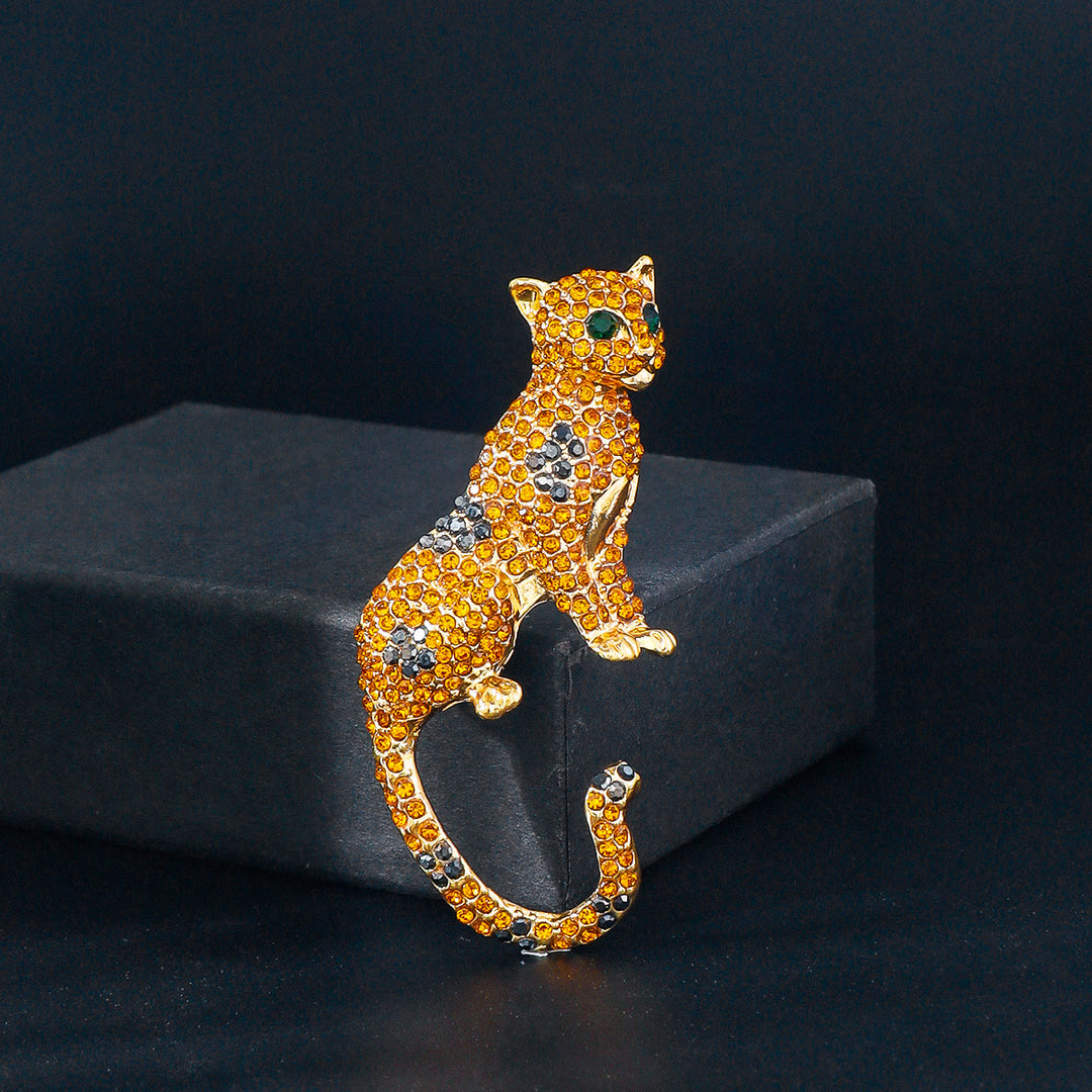 Goldene, mit Diamanten besetzte Gepardenbrosche mit smaragdgrünen Augen - Golden - image 0