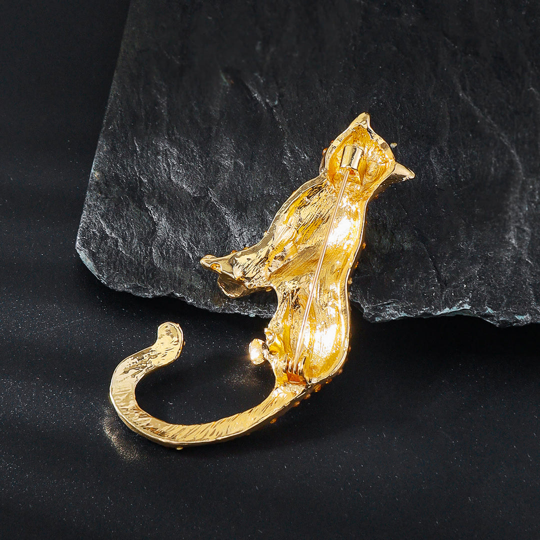 Goldene, mit Diamanten besetzte Gepardenbrosche mit smaragdgrünen Augen - image 4