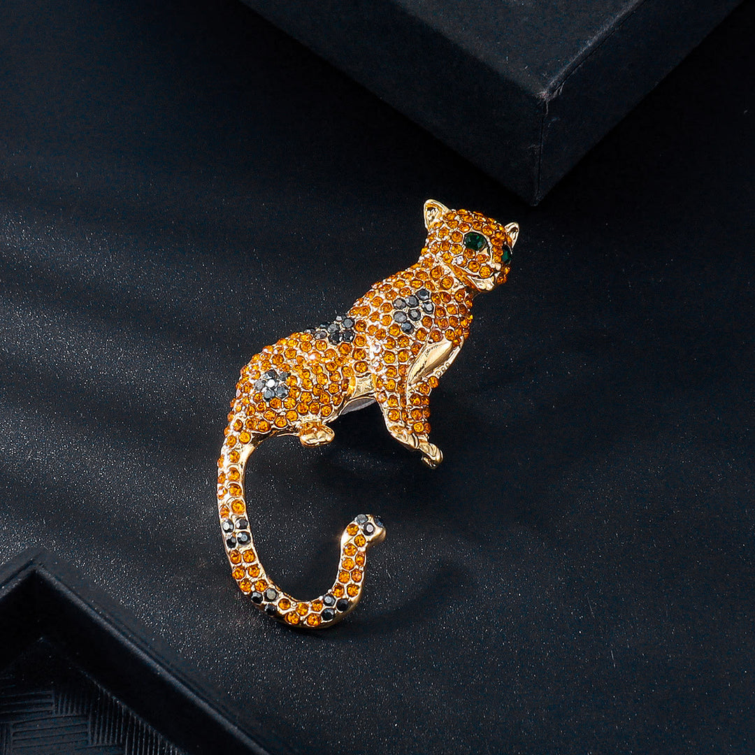 Goldene, mit Diamanten besetzte Gepardenbrosche mit smaragdgrünen Augen - image 2