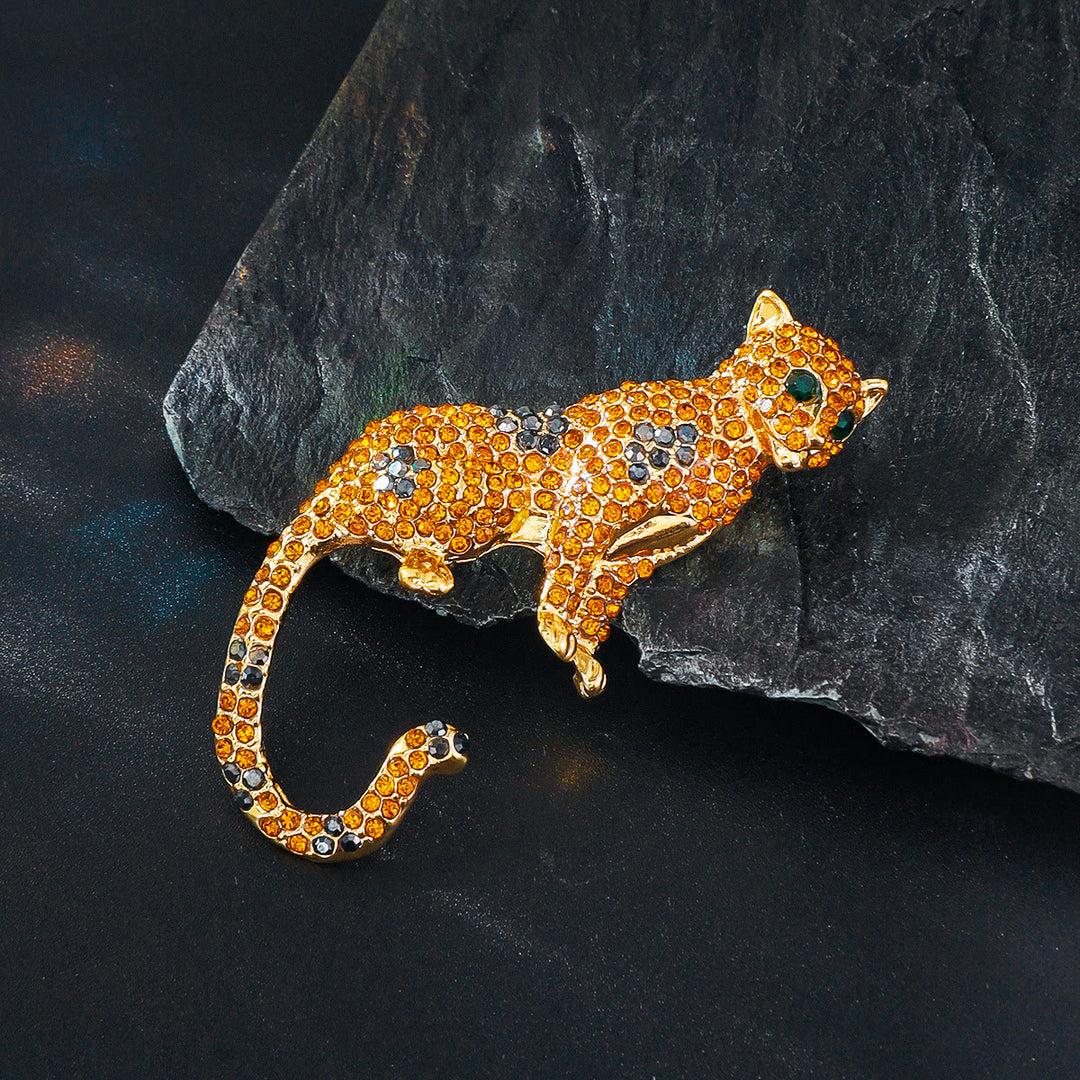 Goldene, mit Diamanten besetzte Gepardenbrosche mit smaragdgrünen Augen - image 3