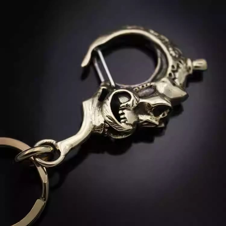 Kreativer Schlüsselanhänger in Totenkopfform aus Messing mit Ring - image 1