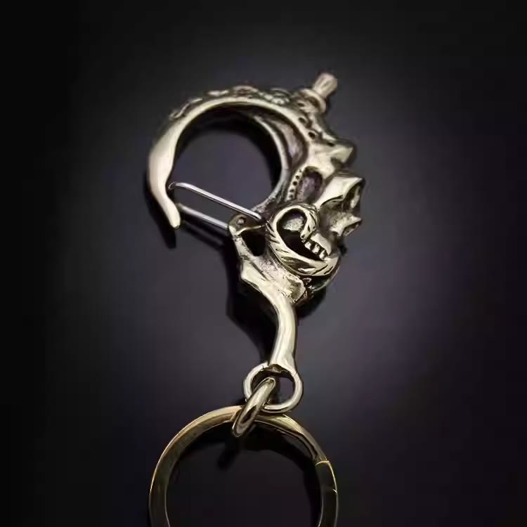 Kreativer Schlüsselanhänger in Totenkopfform aus Messing mit Ring - Schlüsselanhänger - image 0