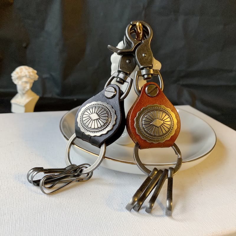 Vintage Silber Runder Leder Schlüsselanhänger mit Anhänger - image 1