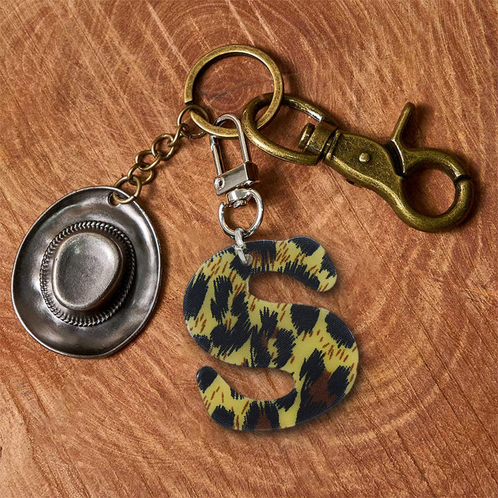 Schlüsselanhänger mit Buchstaben- und Cowboyhut-Anhänger im Leopardenmuster - Messing-Schlüsselanhänger + Silberhut - S - image 26