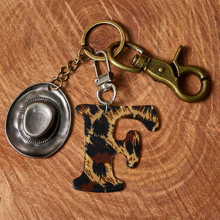 Schlüsselanhänger mit Buchstaben- und Cowboyhut-Anhänger im Leopardenmuster - Messing-Schlüsselanhänger + Silberhut - F - image 13