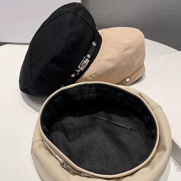 Winterliche, schlichte Damen-Baskenmütze mit Metallschnalle - image 2