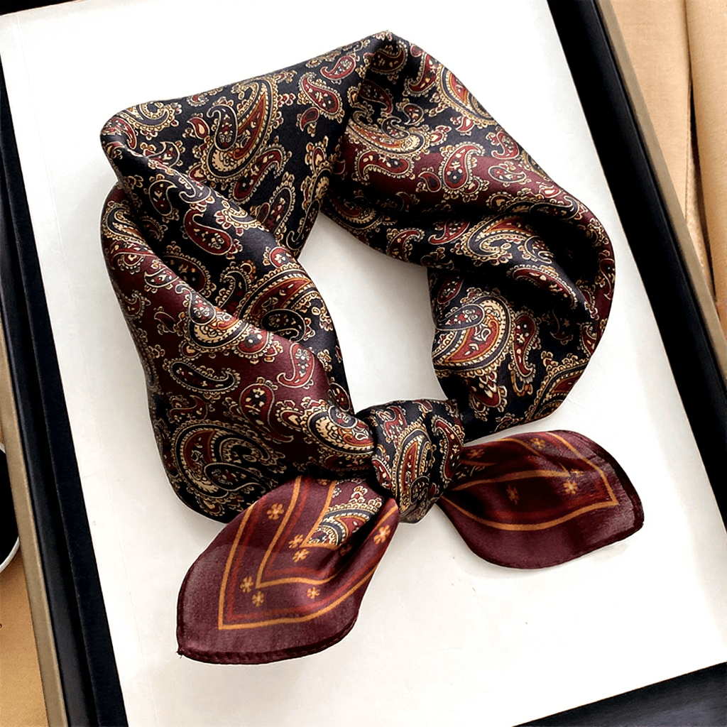 Exquisiter quadratischer Seidenschal mit hautfreundlichem Cashew-Print - Stil Nr. 1 - image 0